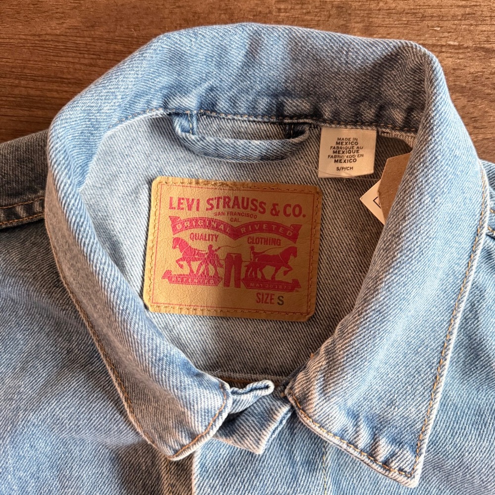 Levis Trucker Jacket Light Wash Denim Button Front Jean Jacket Womens Small NEW - Picture 3 of 10